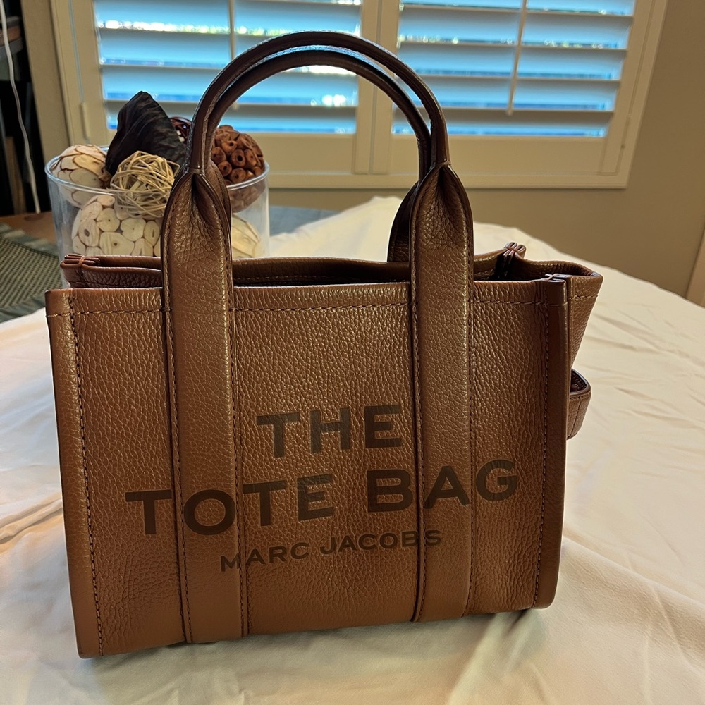 Marc Jacobs Small Leather The Tote Bag Argan oil
